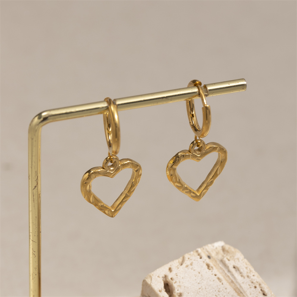 Taena Pendientes de acero inoxidable europeos y americanos Pendientes de mariposa de amor de alta calidad de lujo ligero Pendientes de acero de titanio estilo explosivo transfronterizo al por mayor