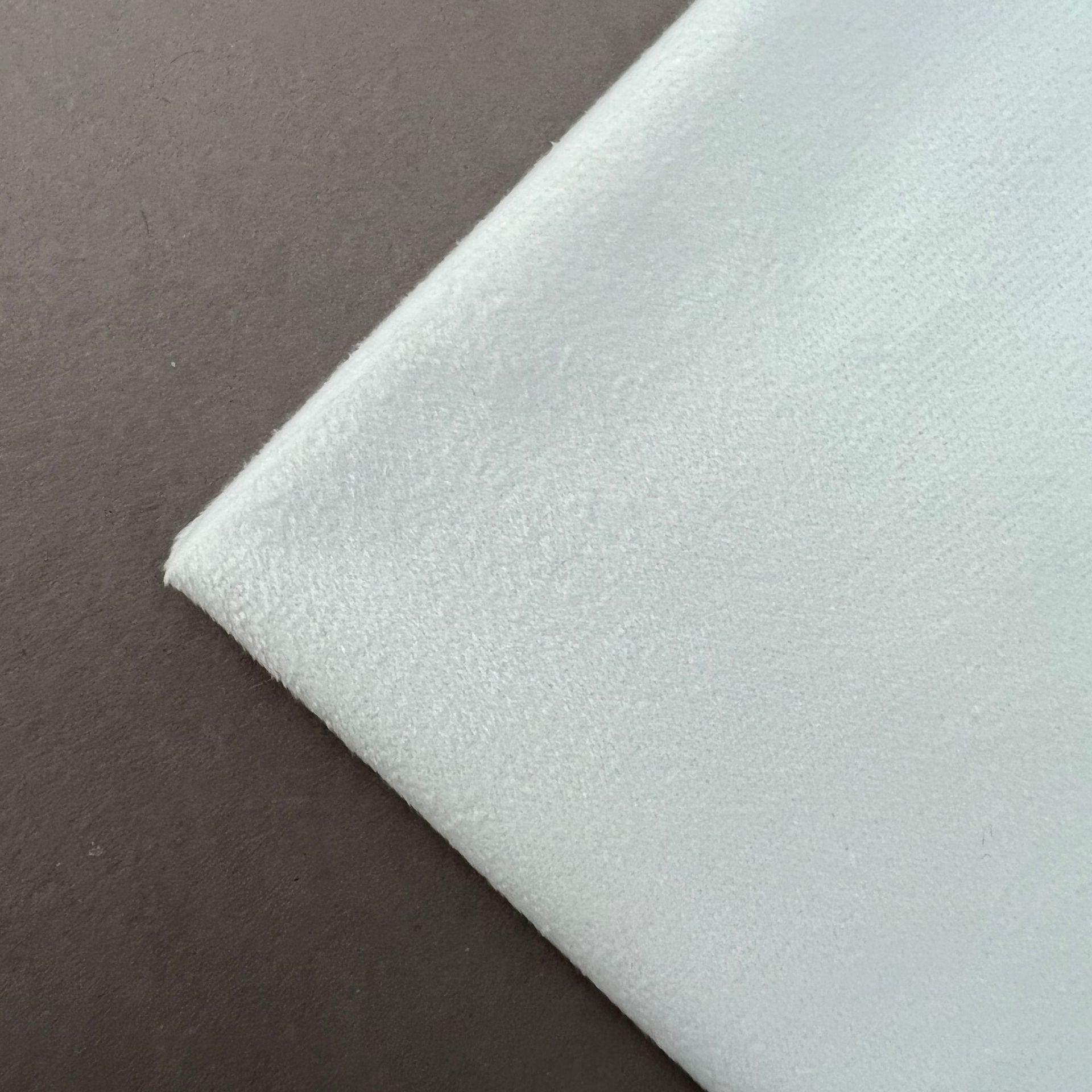 Tela de terciopelo corto ultra suave de 0.5mm con estampado digital, forro de felpa blanco puro, en stock.