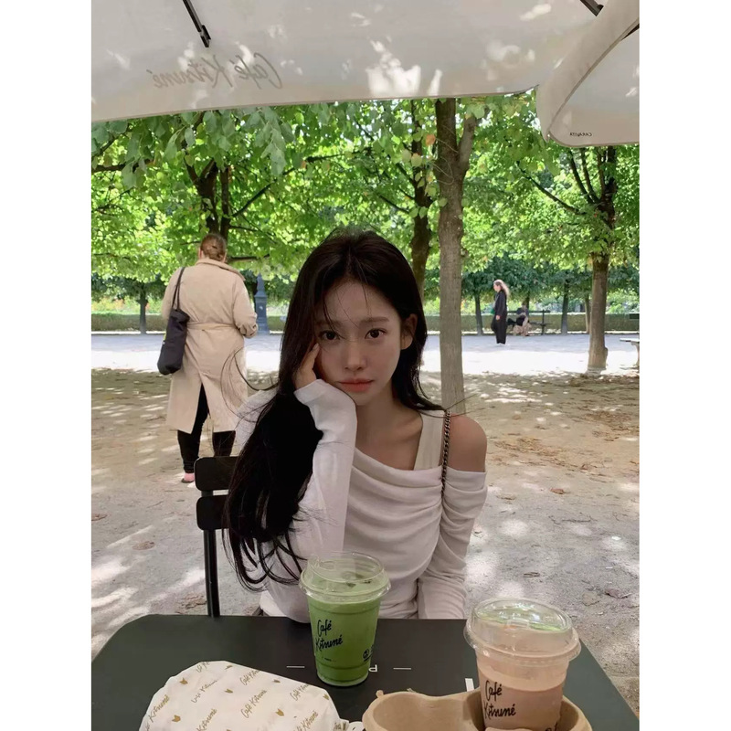 New 2026 Autumn Collection Korean Designer Le*Ds Discreetly Alludes to Pure Desire Style with Off-Shoulder Layered Long-Sleeve T-Shirt New 2026 Autumn Collection Korean Designer Le*Ds Discreetly Alludes to Pure Desire Style with Off-Shoulder Layered Long-Sleeve T-Shirt