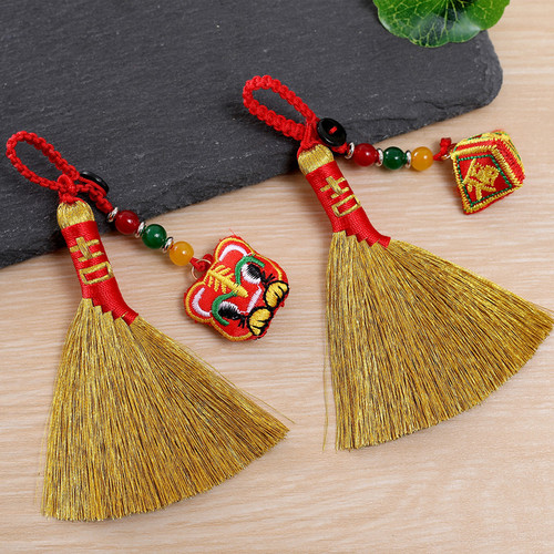 The same style of woven Dragon Boat Festival gold broom pendant is used to transport bad luck and is a handmade broom that can be used as a baby bedside pendant to suppress shock.