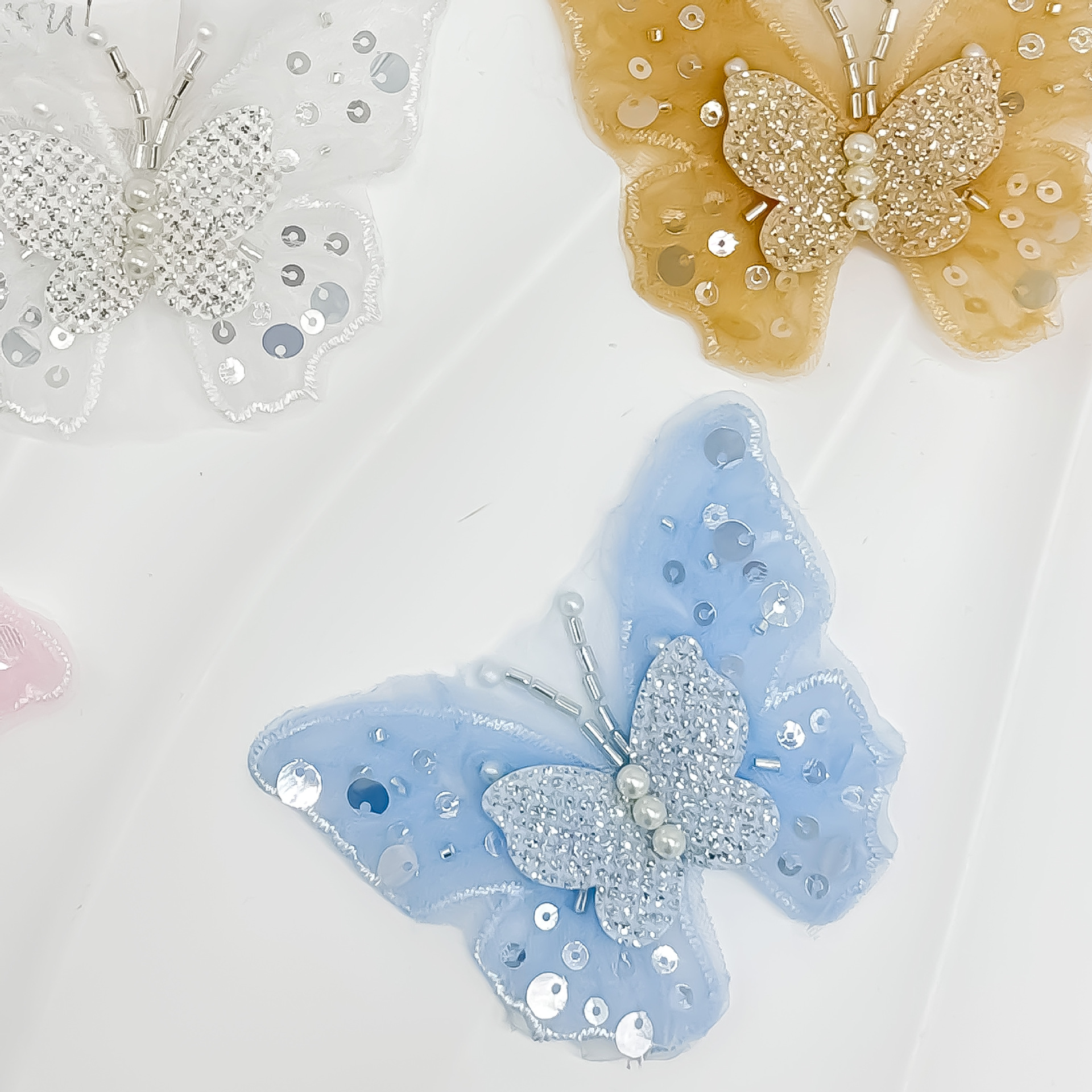 Duas capas de clavos cuentas estereoscópicas doradas mariposa tela pegada a mano flor esquinilla vestido de boda ropa infantil zapatos para niños adornos de pelo image 4