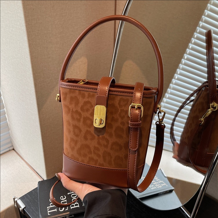 Cross-border 2025 otoño y invierno nuevo bolso de cubo de mano de mujer sensación de alto nivel leopardo mochila retro de viaje