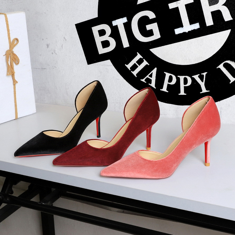Eleganta stiletto pumps med röd sula sammet med utskärning_voghion.com