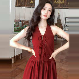 2025新款法式复古红色挂脖吊带连衣裙女夏季海边度假气质收腰长裙