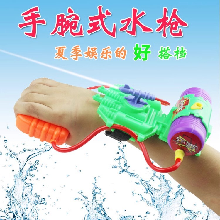 子供の屋外で水を打つのは神器の小さい水鉄砲の子供のおもちゃです。|undefined