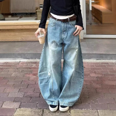 ヴィンテージアメリカのレトロな水洗いをしています。