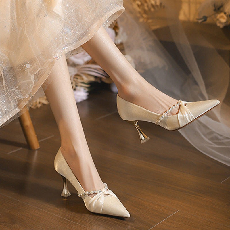 Zapatos de Novia Xiuhe en Satén de Perla con Punta y Tacón Fino