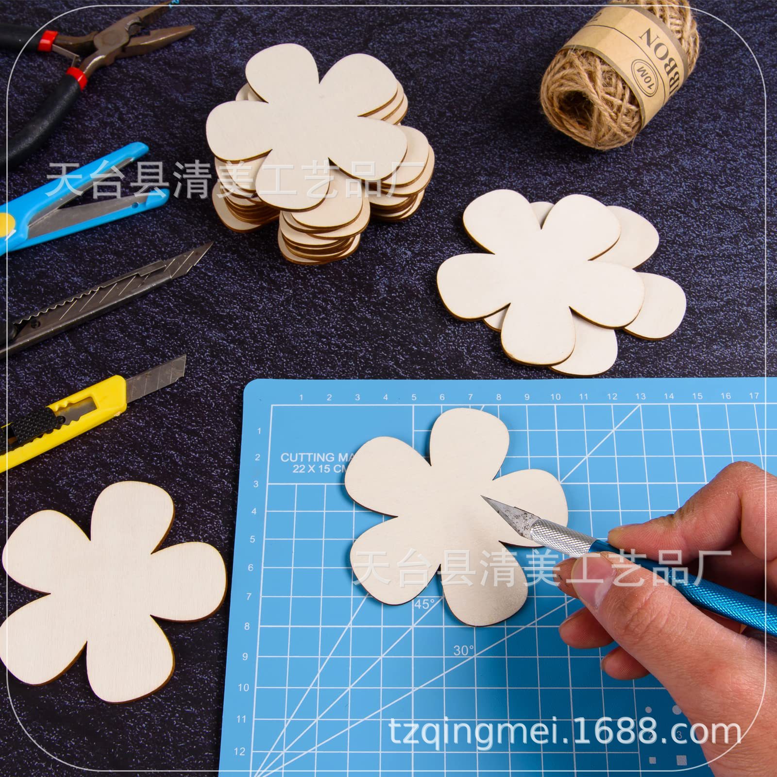 75mm madera en forma de flor de ciruelo, hoja de madera decorativa en forma de flor, hoja decorativa de dibujos animados pintada para niños, 60 piezas en un paquete