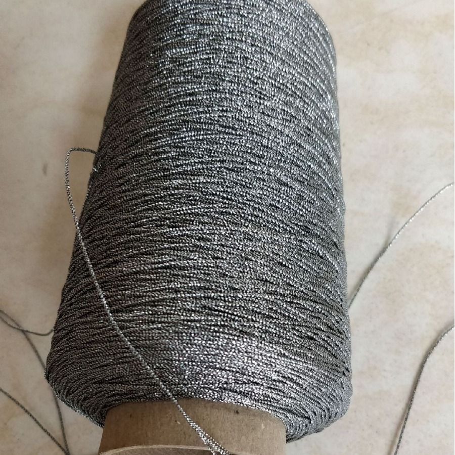 3股白色涤纶和金属亮片包覆金丝线5条2股共10股半包亮银光混纺线