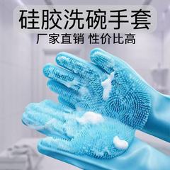 台所の食器を洗う手袋の女性のシリコンは厚くて丈夫です。