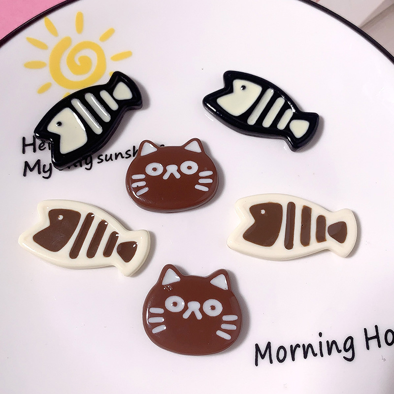 Nuevo gatito comer huesos de pescado dibujos animados accesorios de resina diy pinzas de cabello accesorios para el cabello llaverillos agujeros zapatos agujeros parches de caso de teléfono móvil