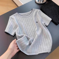 女性のための右肩ニット半袖 Tシャツ 2025 夏の新しいコントラストカラーのラウンドネック刺繍ツイストショートボトムシャツトップ