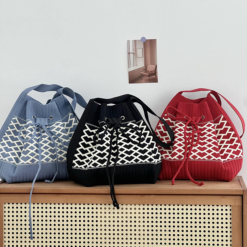 Bolsa de cubo de punto nuevo diseño japonés y coreano simple bolso de hombro de moda femenina versátil bolso portátil de viaje de verano