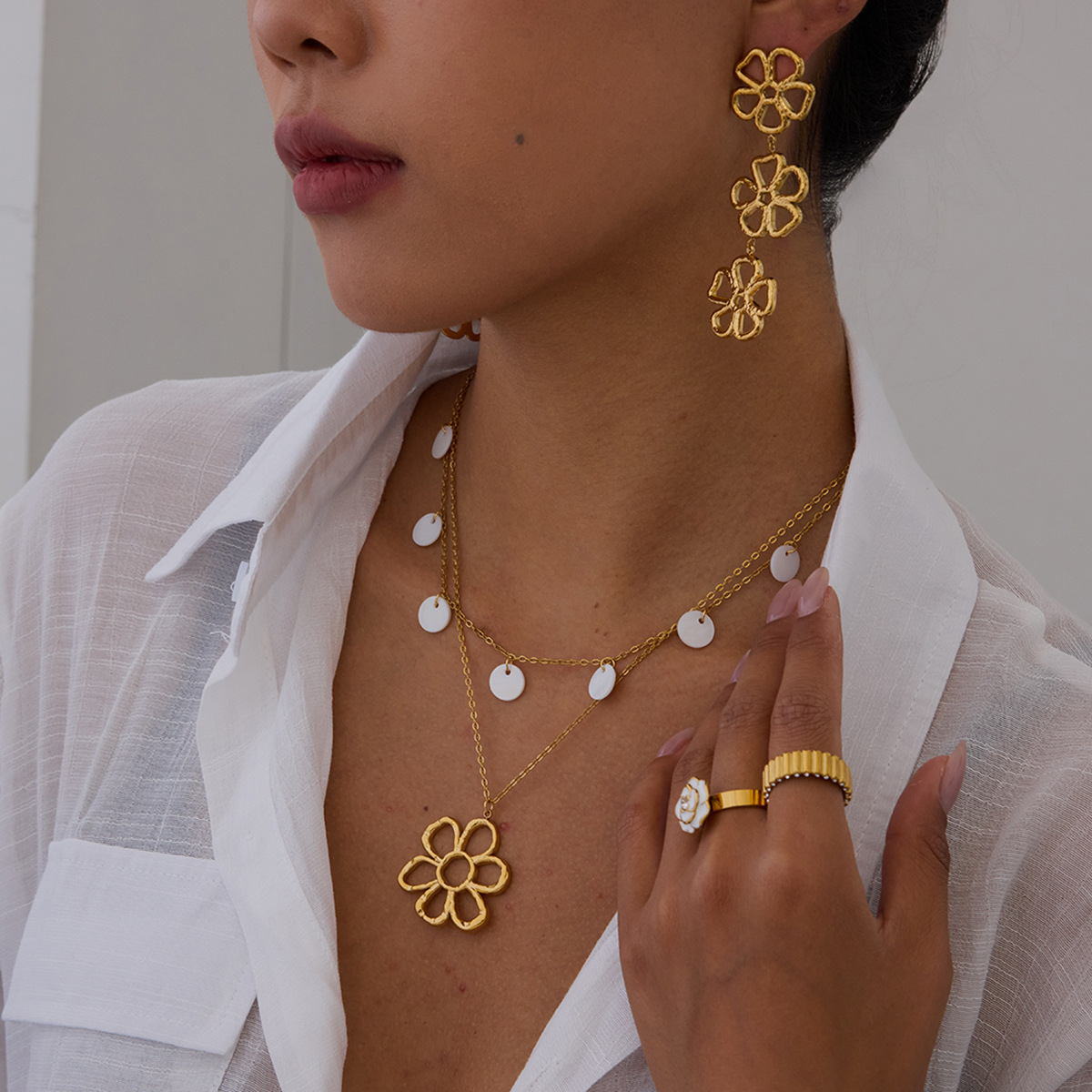 Jie Ding Collar de flores europeas y americanas Pendientes simples y de alta gama Pendientes que no se desvanecen Joyas de lujo ligeras Joyas de acero de titanio image 4