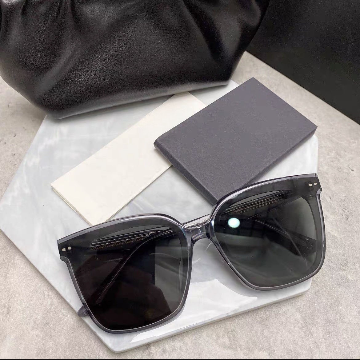 2026 nuevo marco marcado marcado gafas de sol cuadradas red rojas con la misma serie de venta caliente de gafas de sol UV