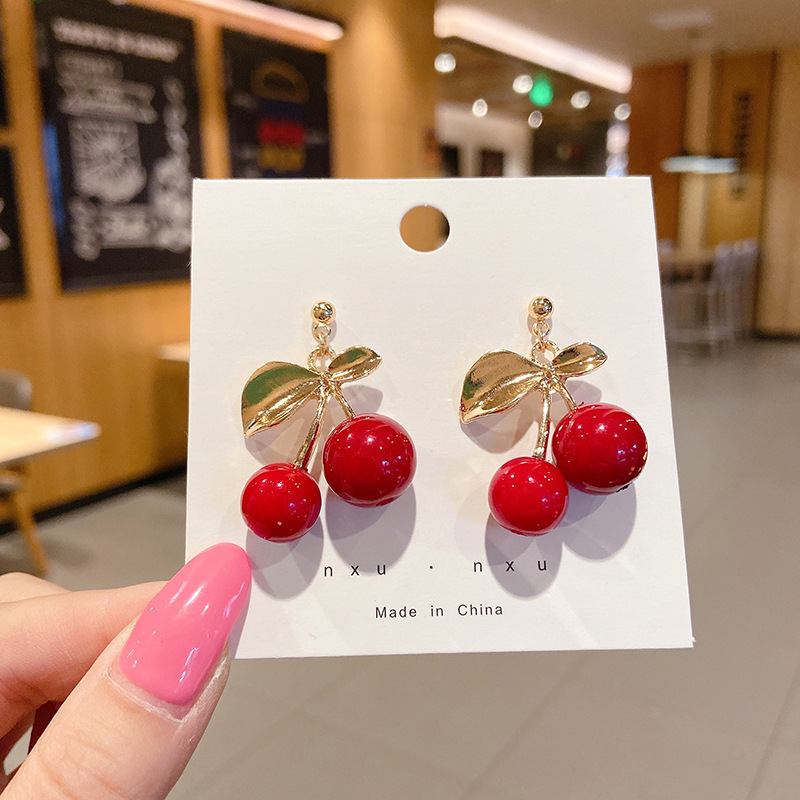 Ingresos franceses de perlas de moda femenina simple pendientes rojos ligeros de lujo versátiles pendientes de nicho de alta calidad