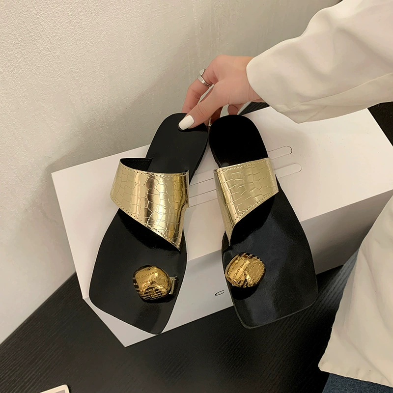 2024 новые улучшенные сандалии большого размера с плоской подошвой, квадратным носком и нишевым дизайном, однорядные тапочки для внешней торговли