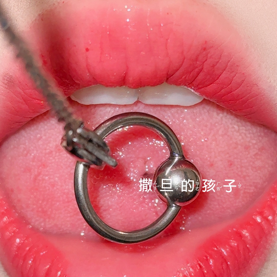 16G labret stud size and finish detail