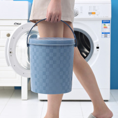 収納桶の腰掛けに座って、お風呂の洗濯桶のプラスチック多機能の収納腰掛けを持っています。