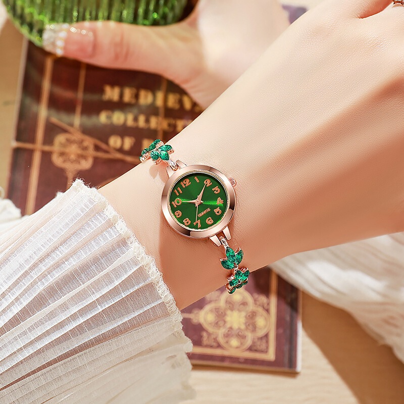 New Stylish and Fashionable Women's Watch with a Trendy Ins-Style Clover Bracelet, Diamond-Encrusted Watch with a Pull-Out Strap New Stylish and Fashionable Women's Watch with a Trendy Ins-Style Clover Bracelet, Diamond-Encrusted Watch with a Pull-Out Strap
