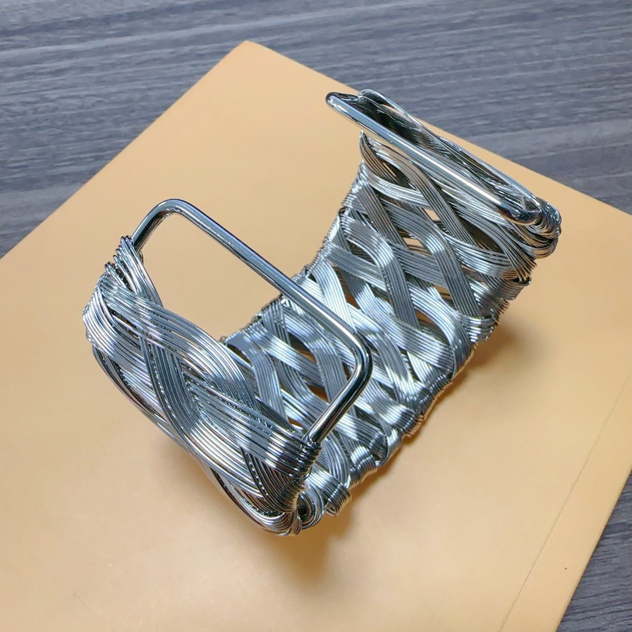 Venta caliente europea y americana exagerada metal tejido a mano pulsera de bobinado de la moda de las mujeres abierto de cara ancha pulsera de joyería al por mayor