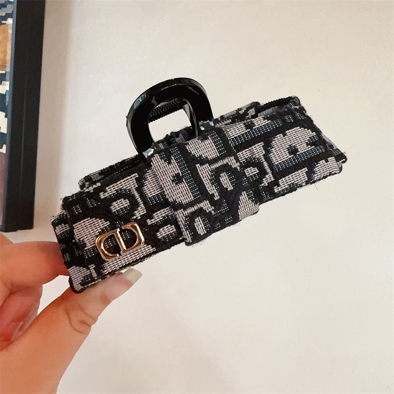 アルファベットの蝶結びのカチューシャは顔の小さいカチューシャを見せます。