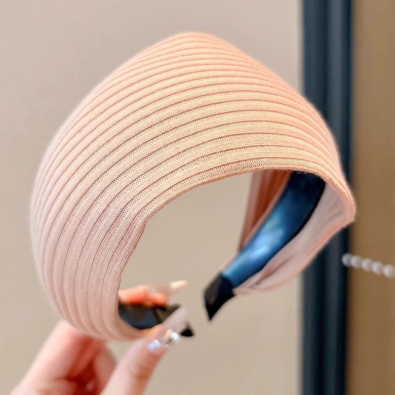 Diadema de gamuza de ala ancha retro gris para mujer 2025 nuevo estilo de gama alta otoño e invierno cabello de presión superior del cráneo alto para lavarse la cara diadema