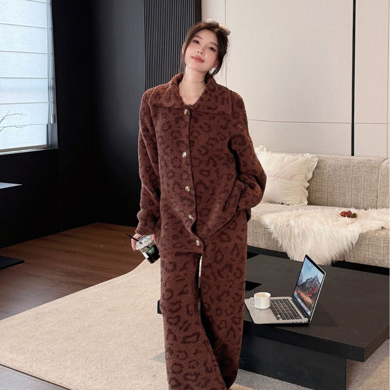 Retro-style, distressed leopard print, half-velvet pajama set for women, new winter collection, with added fleece lining for extra warmth and comfort