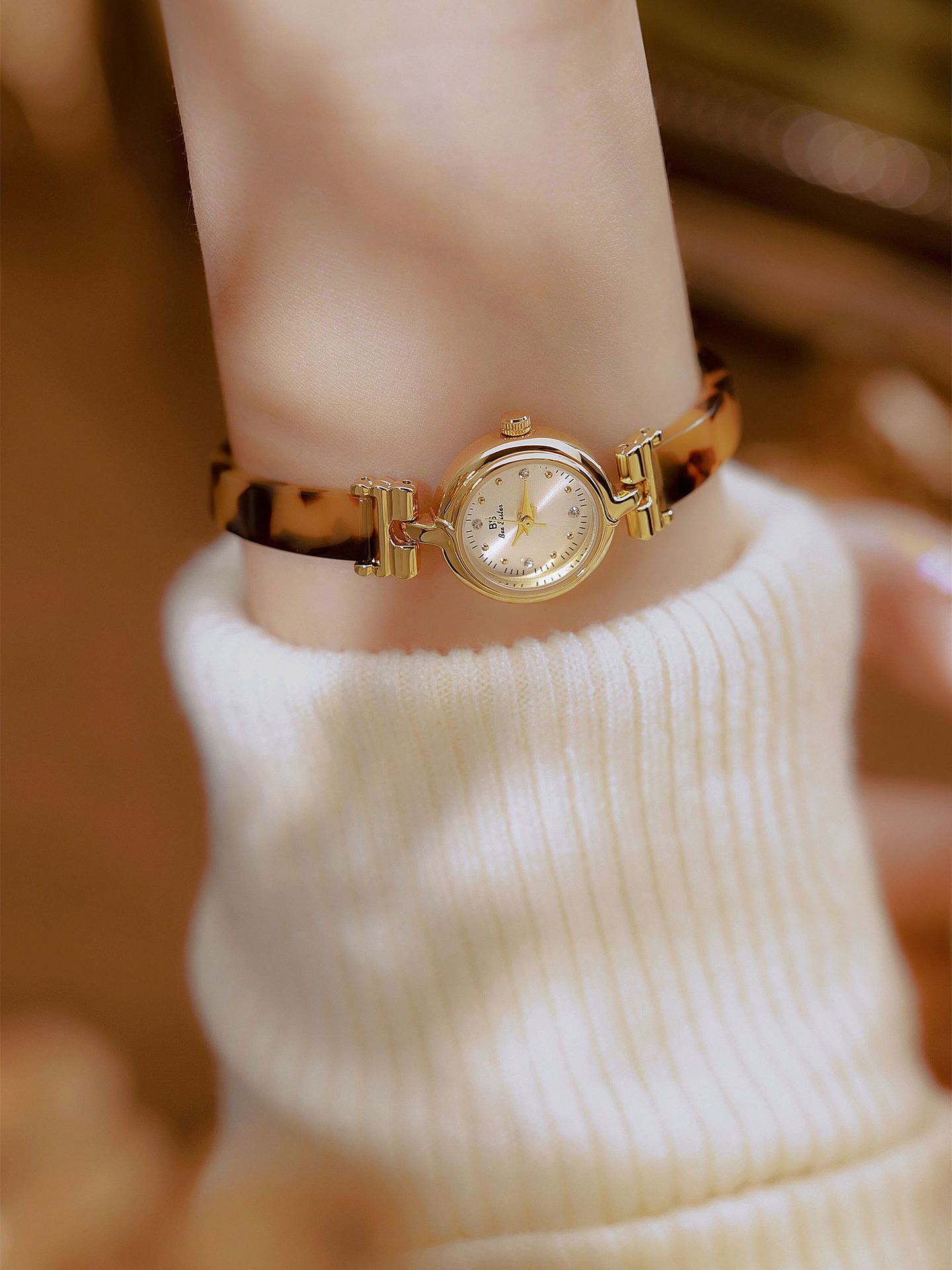 Elegant Simple Style Geometric Jewelry Buckle Quartz Watch Women's Watches display picture 9