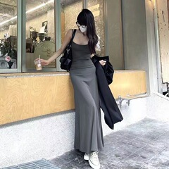 ホットガールソリッドカラーハイウエストサスペンダードレス女性の夏の新しいスタイルウエスト痩身オフショルダーベースレイヤー膝上ロングスカート
