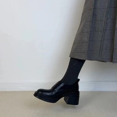 成都風 ~ 新型の厚い底の本革の靴の女性の太い靴と小さい靴の復古のフランス式のハイヒールのマジックは楽福の靴を貼ります。