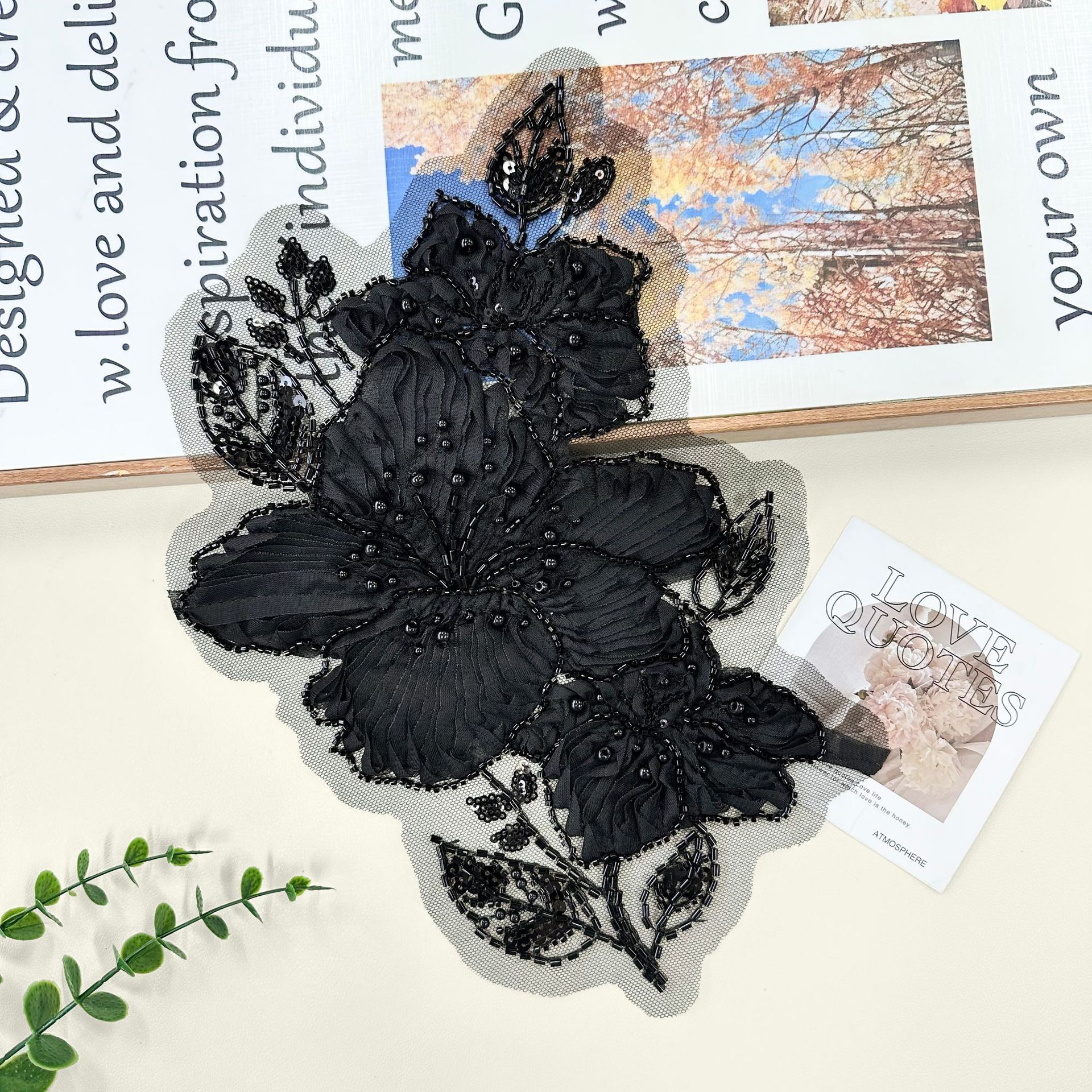 Tubo de perlas estereoscópicas blancas bordadas flores de tela de perlas de plata sequinilla malla accesorios vestido de boda DIY decoración decal