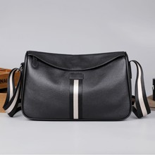 真皮男包夏季新款都市简约男士单肩包箱包皮具大容量横款斜挎包