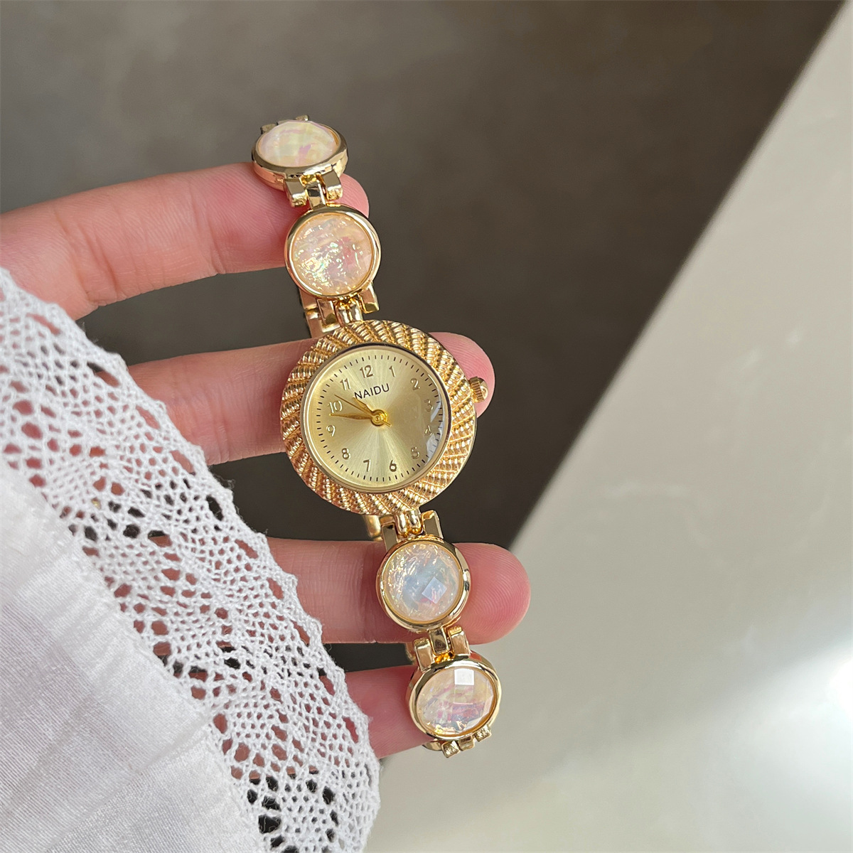 Live Broadcast Hot-Selling Cat's Eye Bracelet Watch for Female Students, Light Luxury Niche High-End Women's Versatile Temperament Quartz Watch