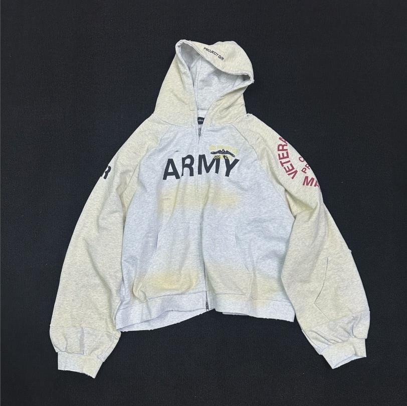 Amerikanischer Vintage-Hoodie im Used-Look mit Reißverschluss, leicht abgenutzt und gefärbt, mit dekonstruiertem Patchwork-Design – ein lässiger Hingucker im High-Street-Stil._voghion.com