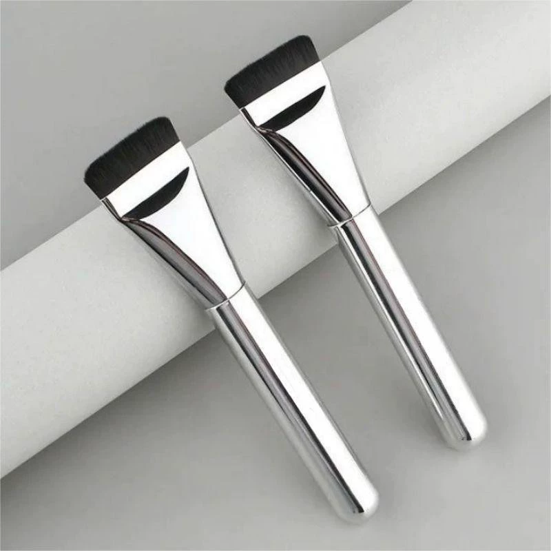 Ultra thin foundation, concealer brush, no trace