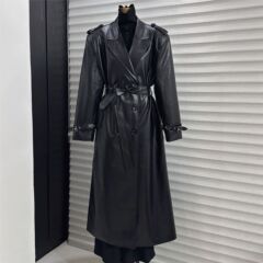 秋冬の新型純色の皮服のコートの女性の高級感のスーツの襟の長いゆったりしたストラップのpu皮の風の服のコートの女性