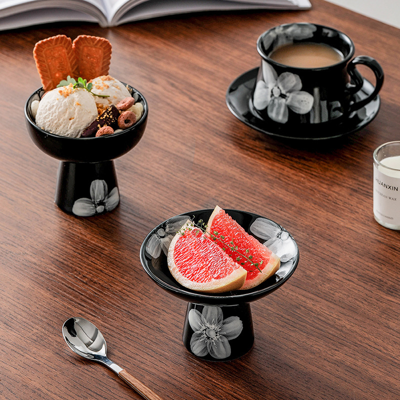 創意的なコーヒーカップの皿の陶磁器の高い足のお菓子の皿の手描きの日本式のレストランの午後のお茶のカップルの家庭用のコップの食器|undefined