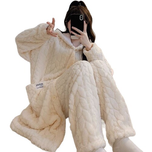 Factory wholesale coral fleece pajamas for women—autumn and winter long-style velvet-lined, thickened flannel loungewear set.