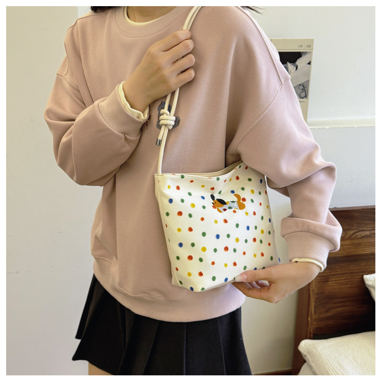 This year, polka dot canvas bags are in vogue for women's autumn and winter 2024. The new versatile commuter single-shoulder crossbody bag is in vogue undefined