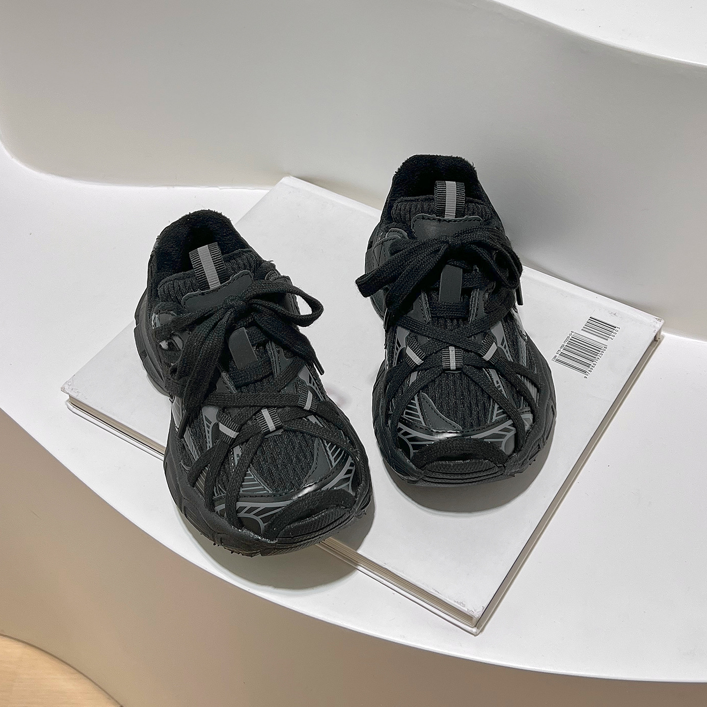 Collection automne-hiver 2025 de la marque tendance pour enfants : baskets Spider-Man à lacets, doublées en polaire, pour papa et fille, style sport parent-enfant._voghion.com