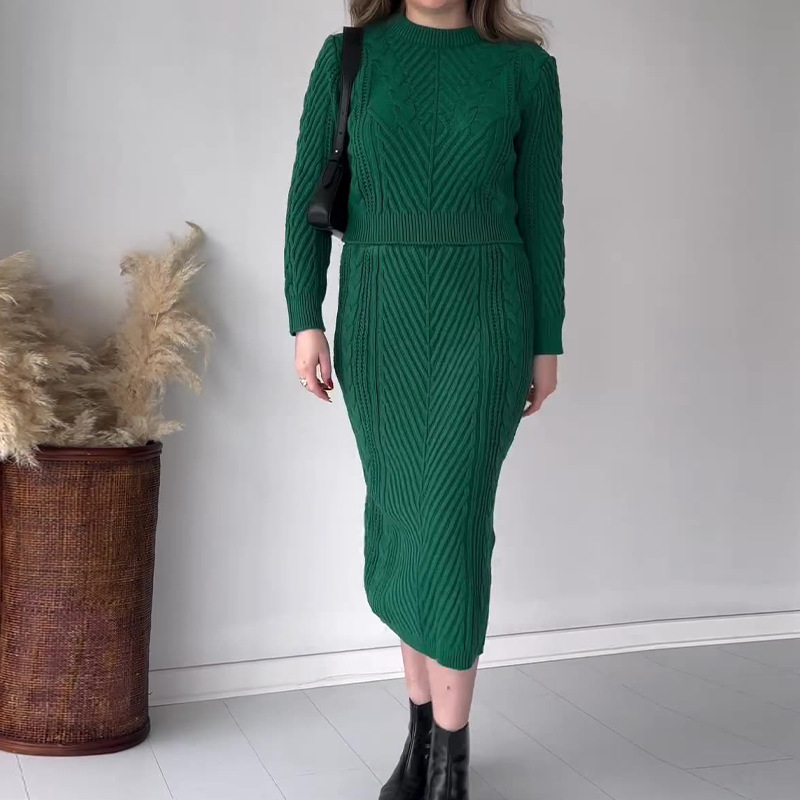 autumn fashionable solid color knitted sweater with a round collar