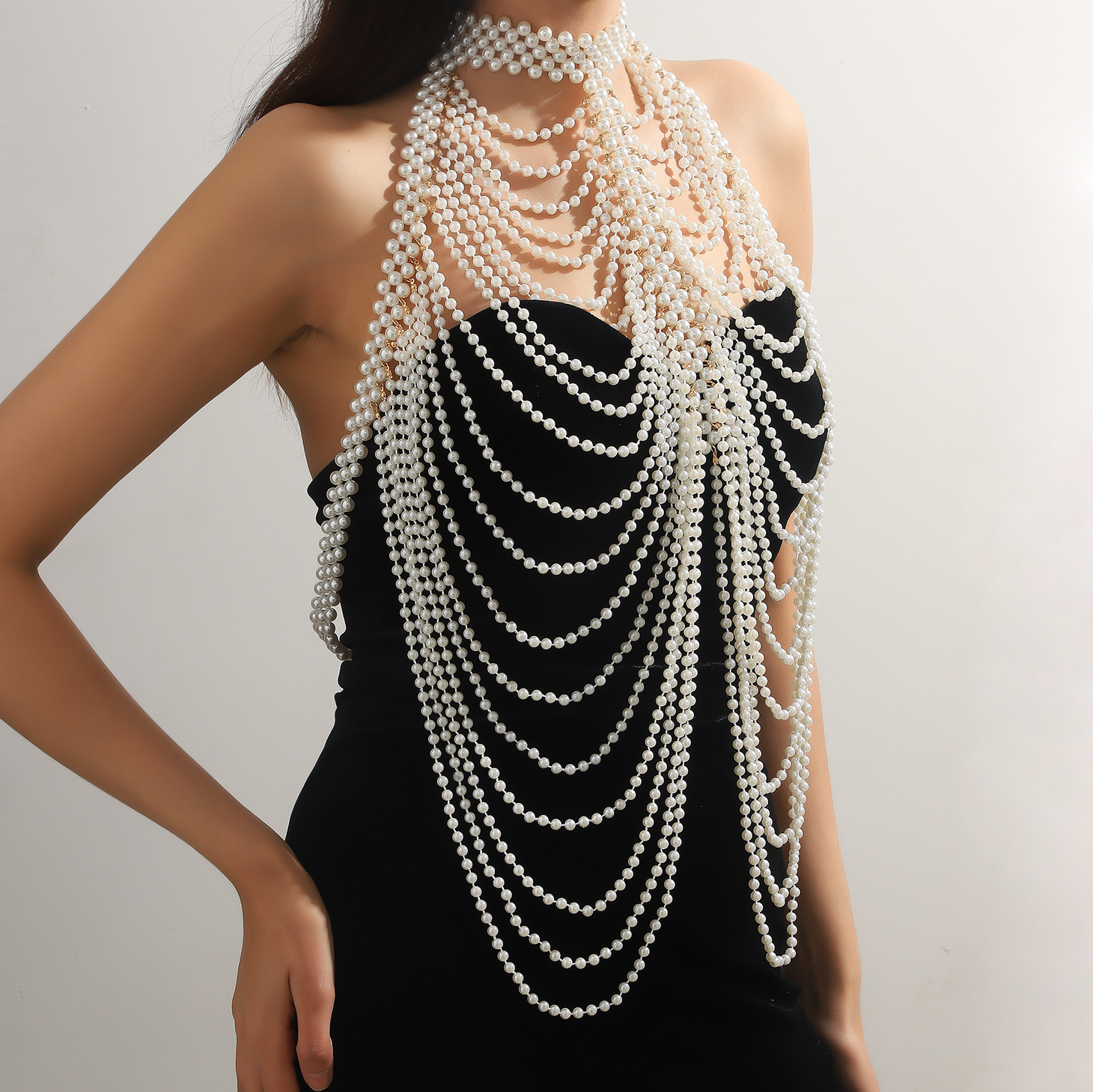 Joyas transfronterizas europeas y americanas, cadena de pecho de perla de imitación tejida a mano, decoración de pecho femenino, borla, collar multicapa, cadena de cuerpo de aleación
