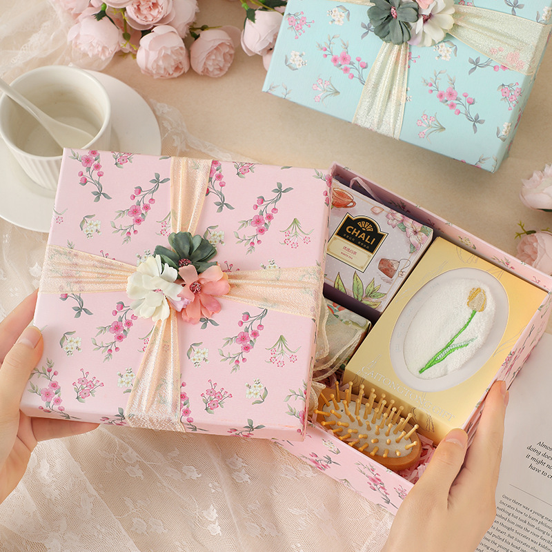 Nueva caja de regalo de flores caja de regalo de mano de alta gama pequeña bolsa de cosméticos de lápiz labial cuadrado fresco fabricante de cajas al por mayor
