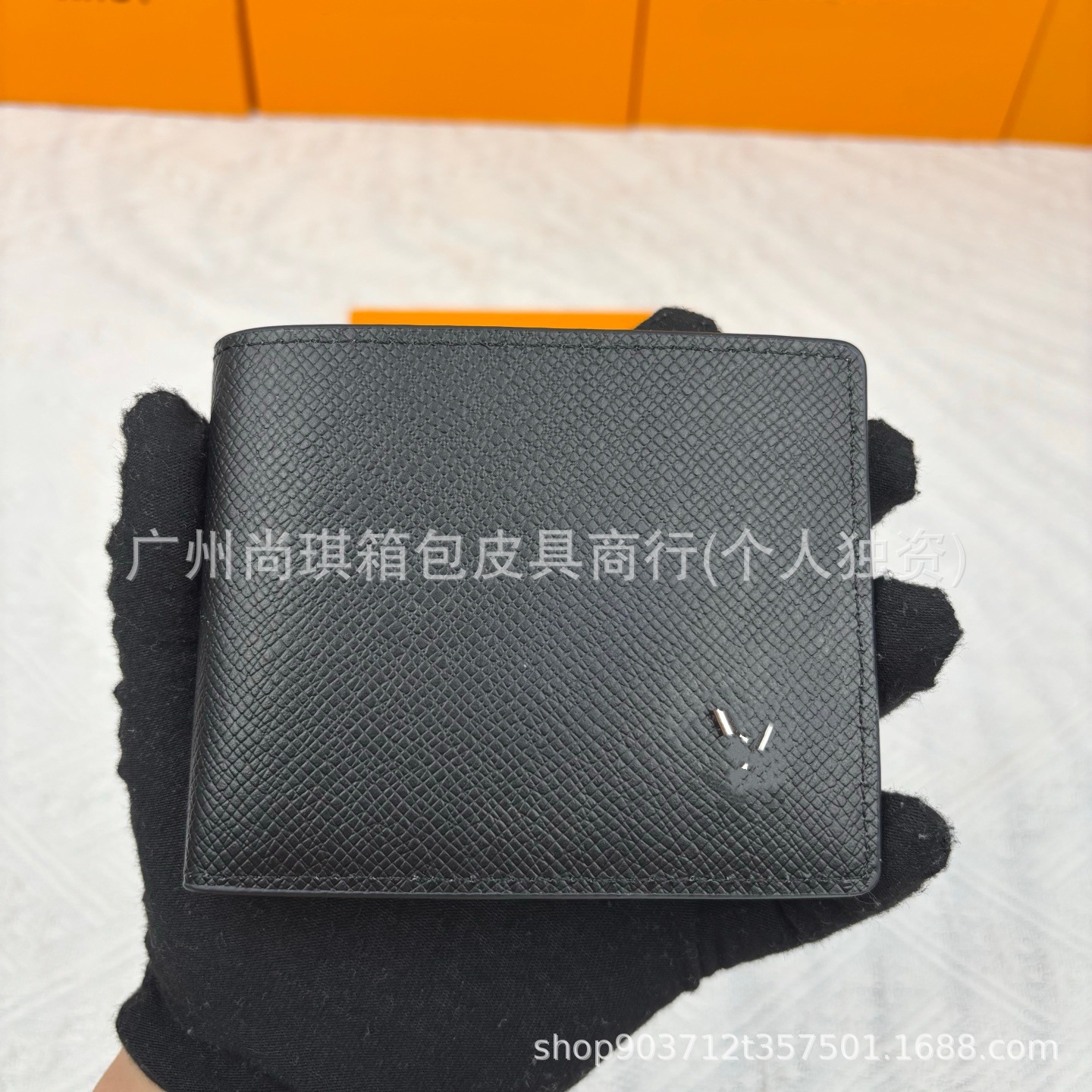 십자 패턴 금속 장식