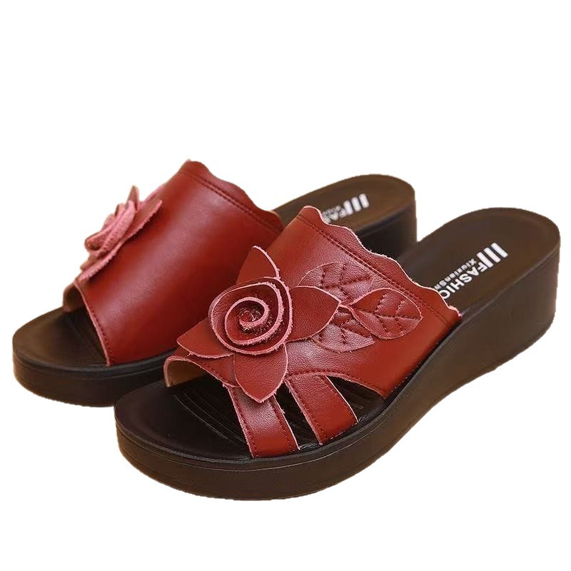 2026 verano de cuero suave de mediana edad damas con talón antideslizante de color sólido hermosa zapatillas de madre flores image 5