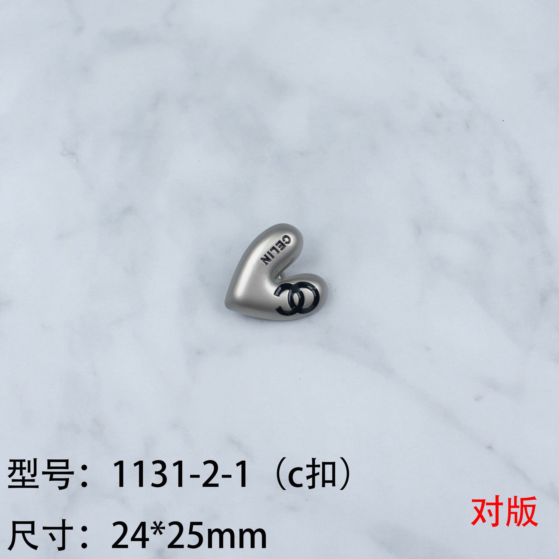 卸売りの軽豪華な貴族の小香風は漆の双cの小さいドリルのcボタンの髪飾りの紐の合金のアクセサリーの部品を焼きます。