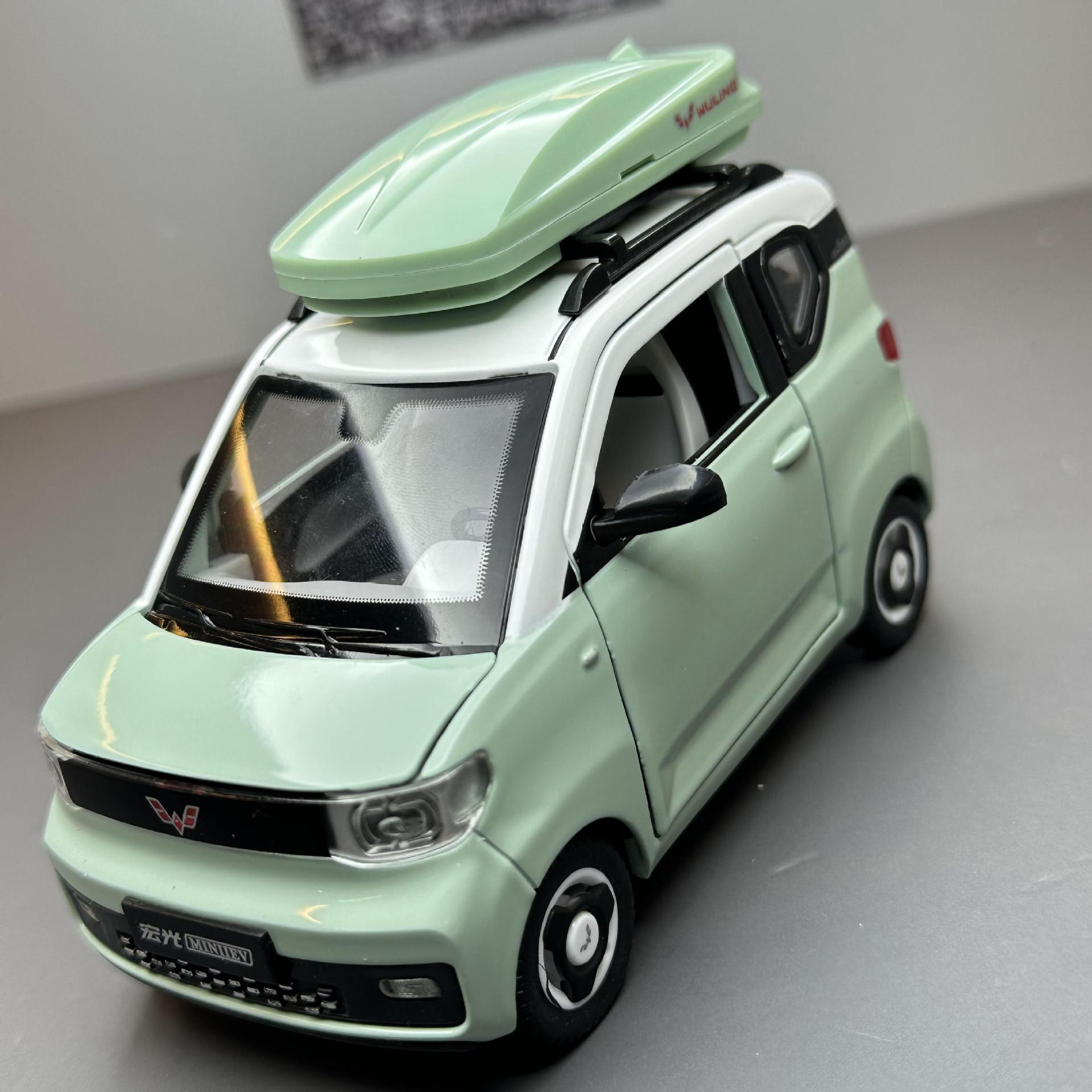 Modelo de coche de aleación de coche 1:24 Wuling Hongguang miniev Tire hacia atrás el sonido y la luz de cuatro puertas niño modelo de juguete adornos