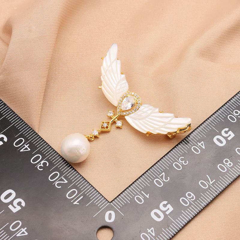 Alas de Ángel alas de concha broche de perlas nicho de alto grado de luz de lujo ramillete joyería pin 18K chapado en oro femenino