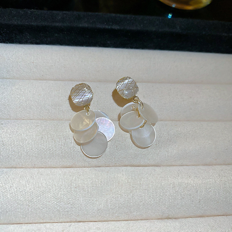 Pendientes de ojo de gato con borla de concha redonda de aguja de plata Pendientes de estilo de vacaciones junto al mar Pendientes de lujo ligero de temperamento de alta calidad para mujer